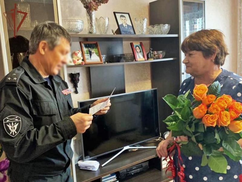 В День матери сотрудники Росгвардии по Хакасии навестили родителей погибших сослуживцев