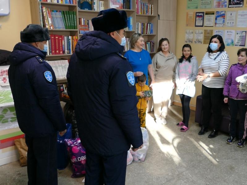 В Иркутске военнослужащие Росгвардии поздравили с предстоящим Днем матери женщин, попавших в трудную жизненную ситуацию