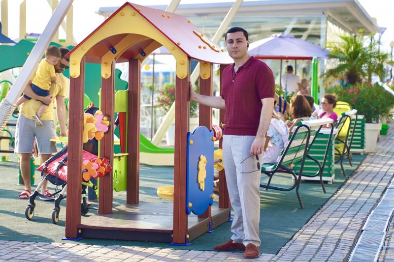 Владислав Тепляков построил новую детскую площадку на набережной