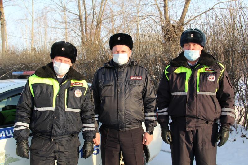 Свердловские полицейские спасли людей из горящего дома
