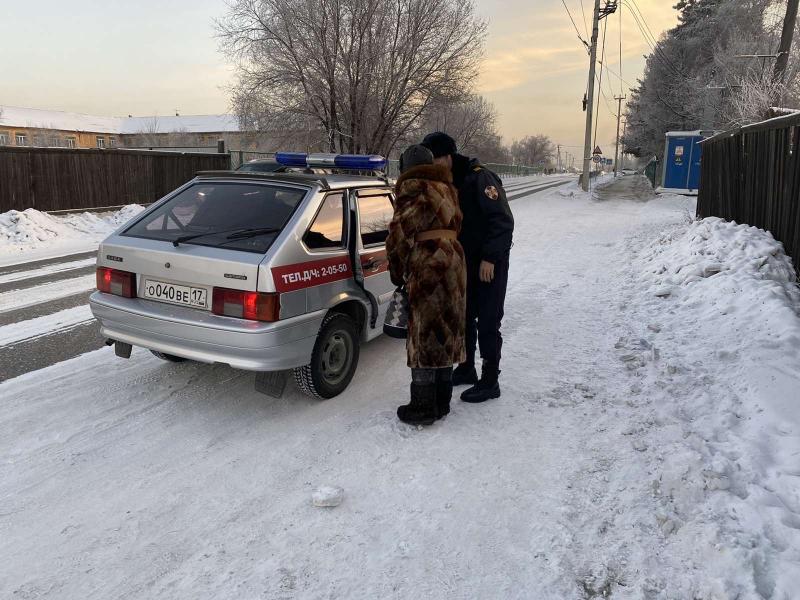 Кызылчанка поблагодарила росгвардейцев за помощь в морозы
