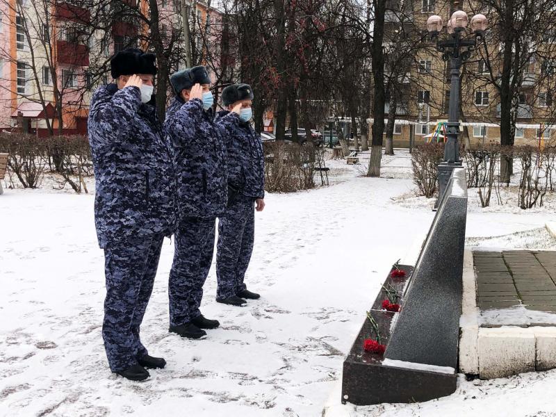 В Мордовии росгвардейцы в День Неизвестного солдата возложили цветы к памятнику павшим войнам
