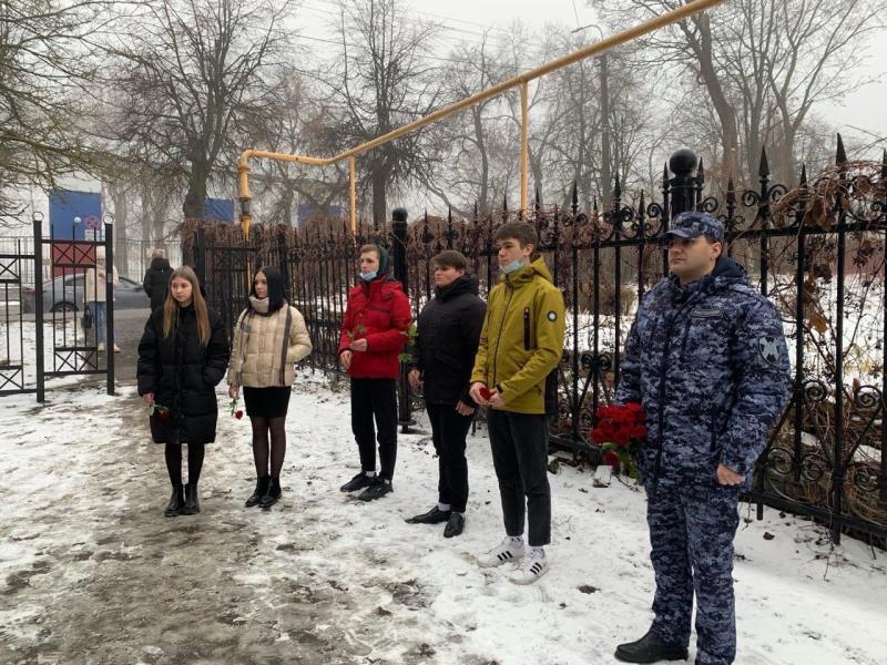 Сотрудники Росгвардии и студенты МК ПГУ приняли участие в акции «Звезда Победы»