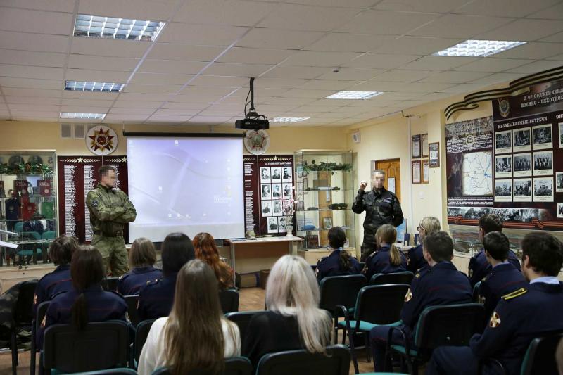 В Саранске сотрудники СОБР Росгвардии рассказали школьникам о героизме и беззаветной любви к Родине