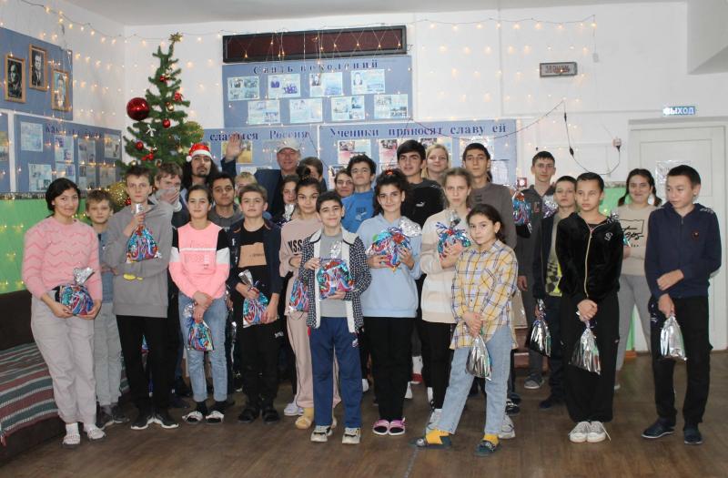 Активисты Народного фронта в Кабардино-Балкарии вручили новогодние подарки воспитанникам школы-интерната для слабослышащих