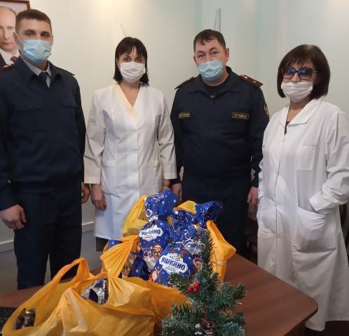 Сотрудники ОФСИН по Республике Алтай посетили  Чемальское отделение противотуберкулезного диспансера с благотворительной акцией «Новогодний подарок»