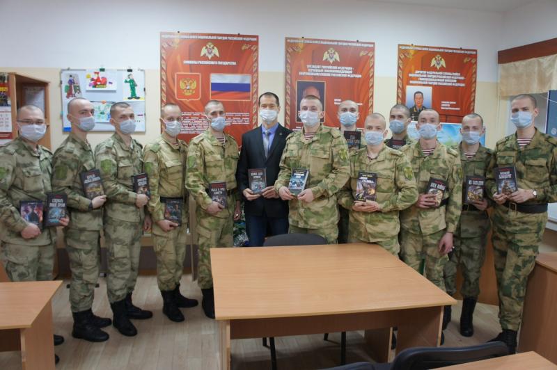 В кировской воинской части Росгвардии отметили 22-ю годовщину подвига сержанта Александра Белодедова
