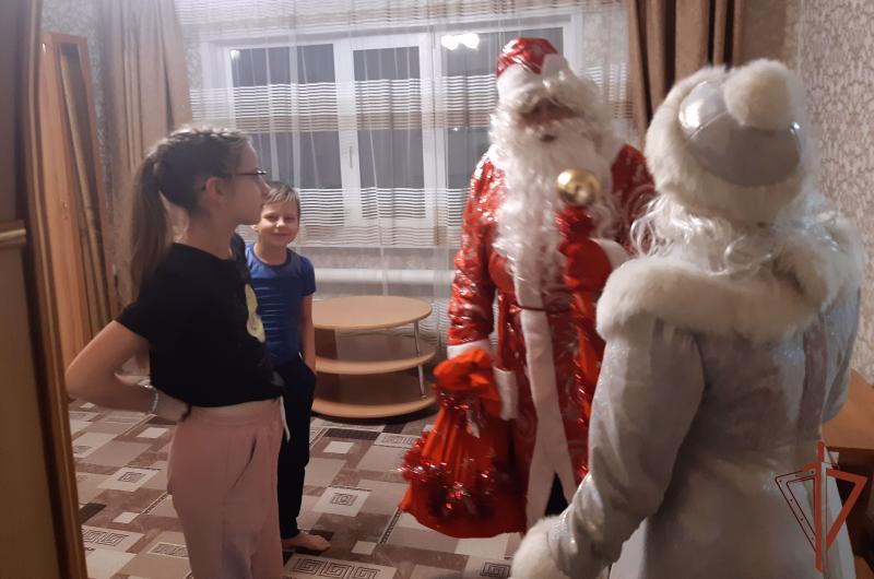 Росгвардейский Дед Мороз поздравил детей из семей погибших правоохранителей в Зауралье