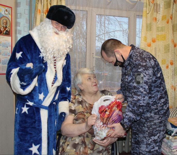 В Кирове сотрудники вневедомственной охраны Росгвардии поздравили ветерана с новогодними праздниками