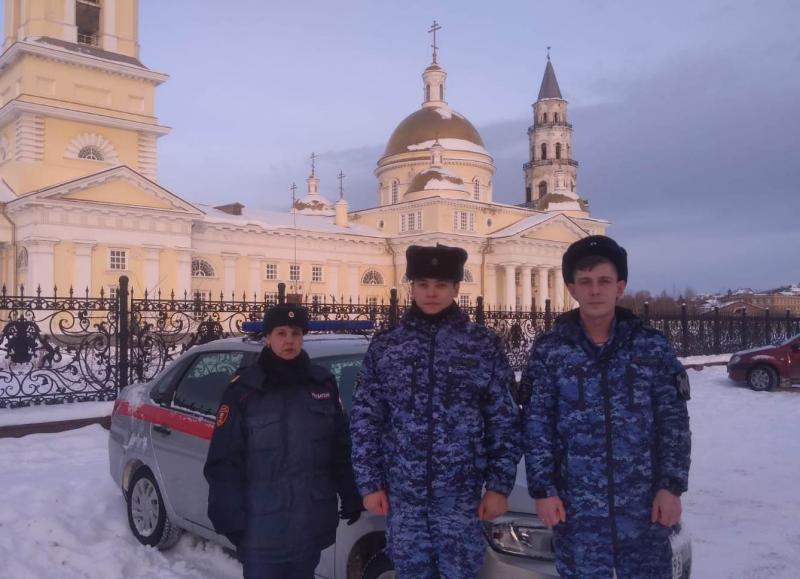 На Среднем Урале росгвардейцы оказали помощь местной жительнице в спасении собаки