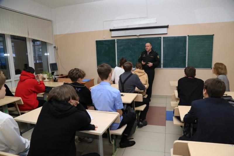 Военнослужащий Росгвардии провел урок профориентации для школьников Иркутска