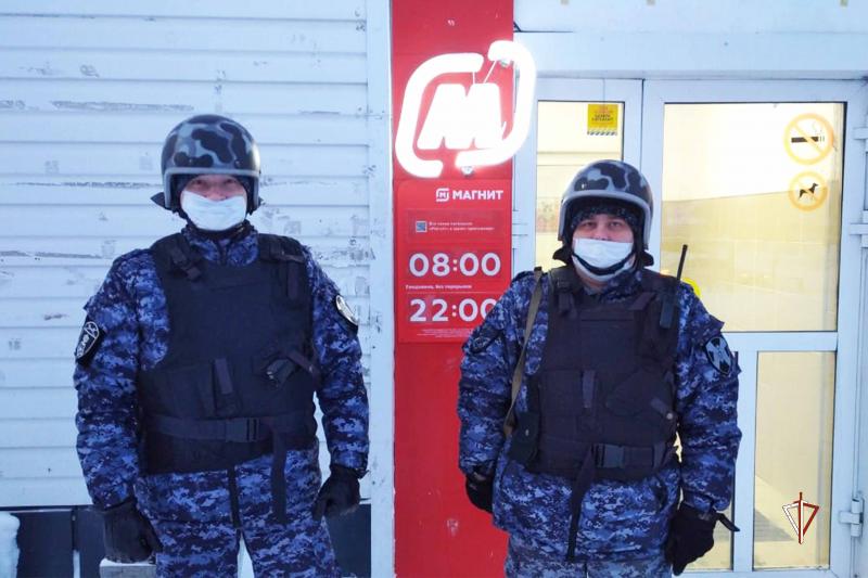 Росгвардейцы задержали на Ямале дебошира с ножом, угрожавшего персоналу и посетителям торгового центра (ВИДЕО)