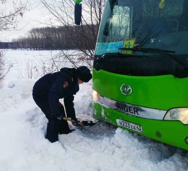 Кировские росгвардейцы помогли водителю автобуса в сложной ситуации на дороге
