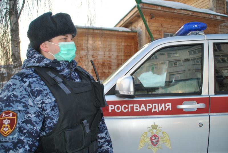 В Кирове росгвардейцы задержали гражданку, подозреваемую в краже из магазина