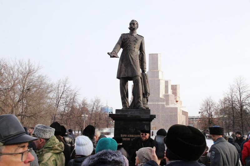 Сотрудники Росгвардии приняли участие в открытии памятника Александру II в Челябинске