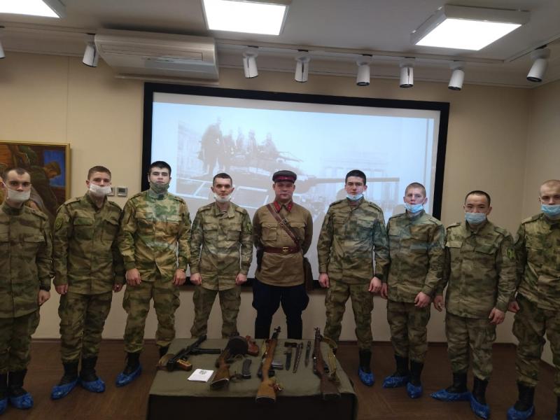 Военнослужащие Росгвардии в Новосибирске посетили Сибирскую картинную галерею