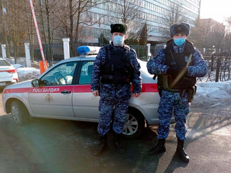 Сотрудники Росгвардии задержали подозреваемого в угоне автомобиля такси в Подмосковье