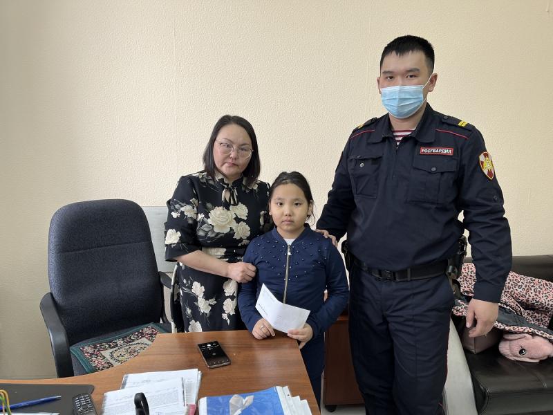 Дети тувинских росгвардейцев приняли участие в акции «Zащитникам Отечества»