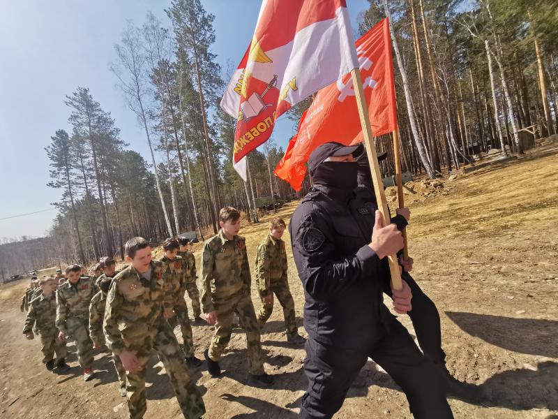 1418 шагов по горно-лесистой местности с копией Знамени Победы прошли маршем иркутские кадеты Росгвардии, в честь героев Великой войны
