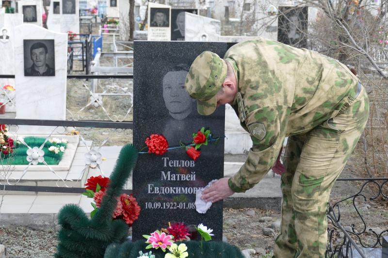 Росгвардейцы в Туве облагородили место захоронения ветерана войны
