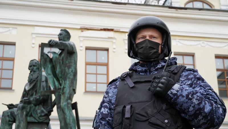 В Кирове росгвардейцы задержали мужчину, находящегося в розыске за совершение нескольких преступлений