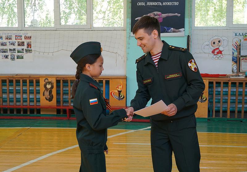 В Оренбурге военнослужащие Росгвардии и кадетские классы ведомства приняли участие в торжественной линейке средней общеобразовательной школы №35