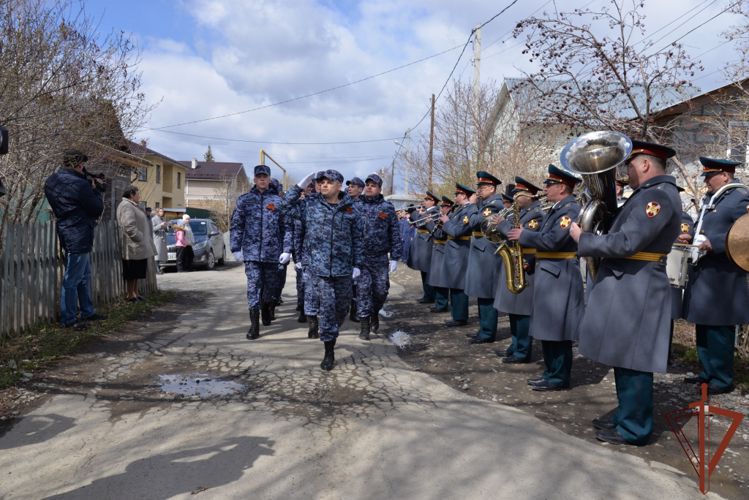 В преддверие Дня Победы Росгвардия провела персональные парады для ветеранов-тружениц тыла на Среднем Урале