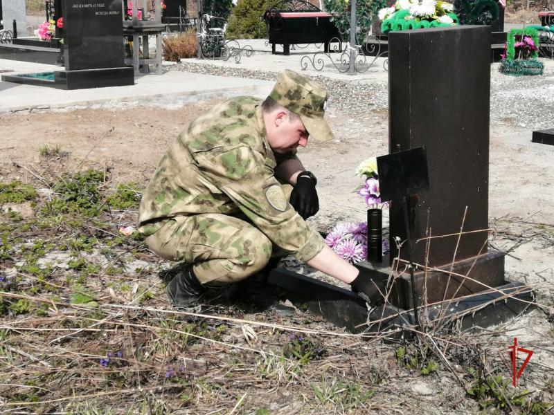 Росгвардейцы облагородили могилы участников Великой Отечественной войны на северском кладбище