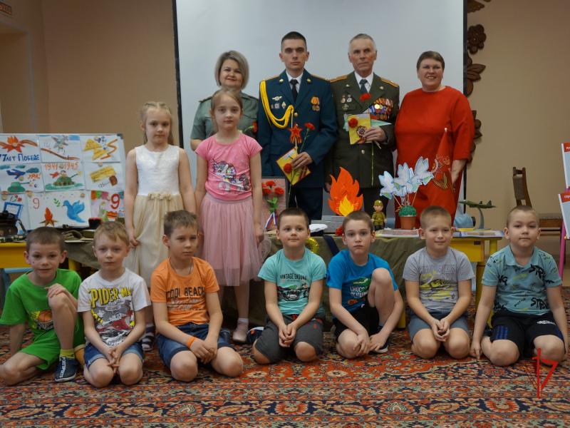 В Томской области военнослужащие Росгвардии и воспитанники детского сада прикоснулись к Победе