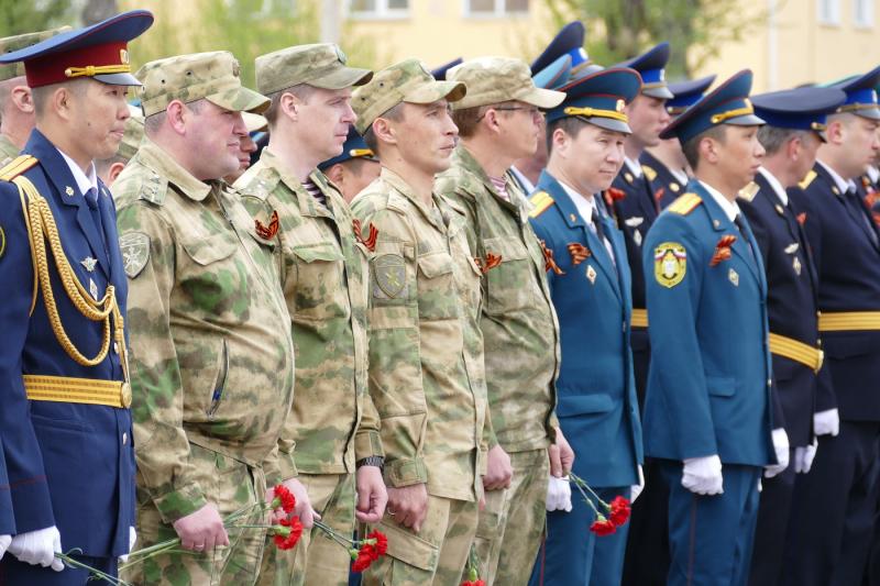 В Кызыле Росгвардия приняла участие в торжественной церемонии возложения венков ко Дню Победы