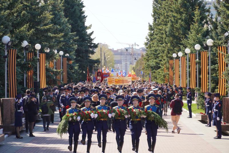 В Чебоксарах состоялась церемония возложения цветов к Монументу Воинской Славы