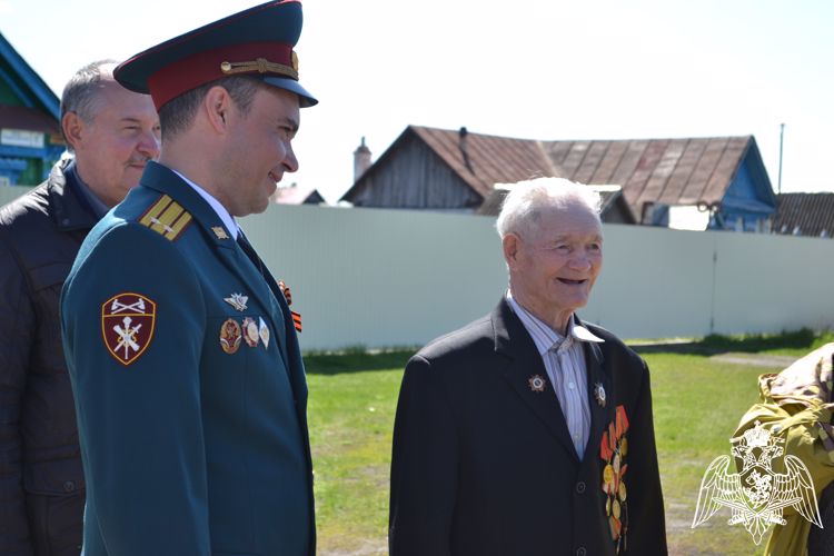 Ульяновские росгвардейцы поздравили ветерана Великой Отечественной войны с Днем Победы