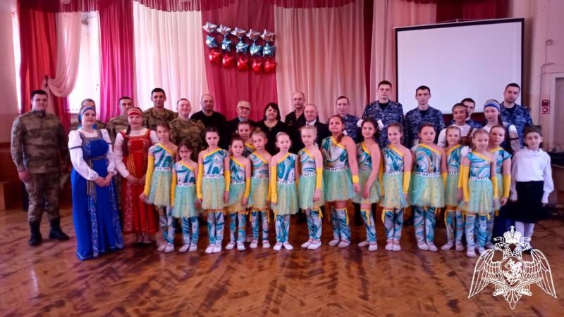 В преддверии Дня Победы учащиеся школы № 10 Ульяновска организовали праздничный концерт для росгвардейцев