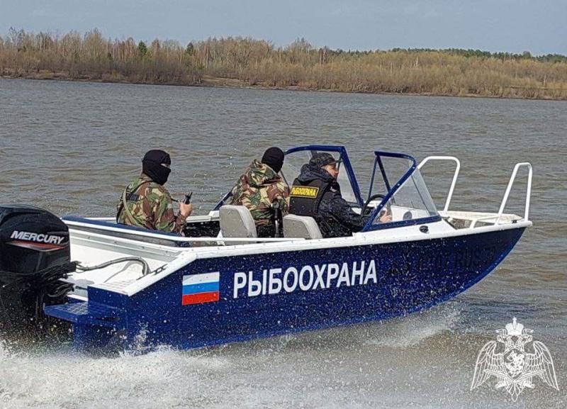 Бойцы ОМОН Росгвардии оказывают содействие рыбоохране в проведении рейдов на водных объектах в Тюменской области