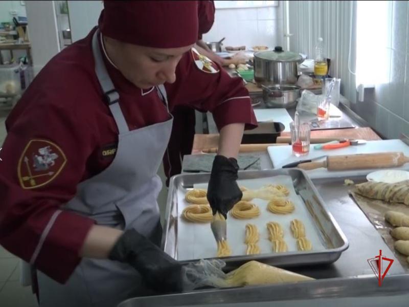Лучшим пекарем на Всероссийском конкурсе специалистов продовольственной службы Росгвардии стала военнослужащая Северского соединения
