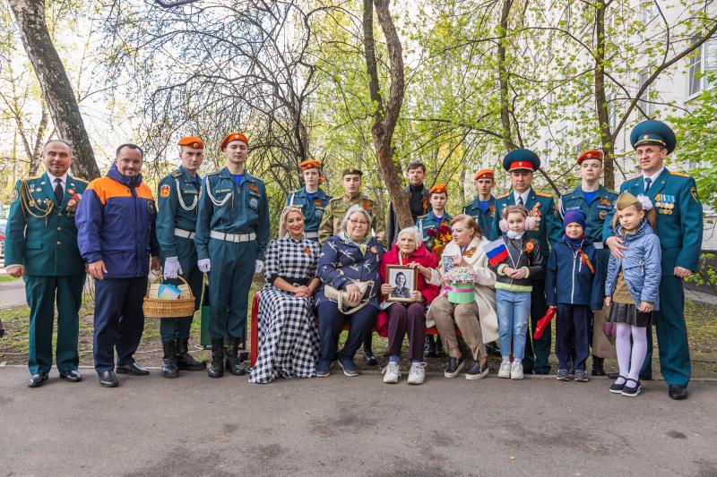Столичное управление МЧС поздравило ветерана Татьяну Акимову с Днем Победы