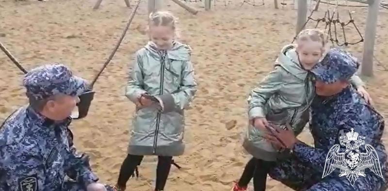 В Тобольске росгвардейцы вызволили застрявших на качелях детей