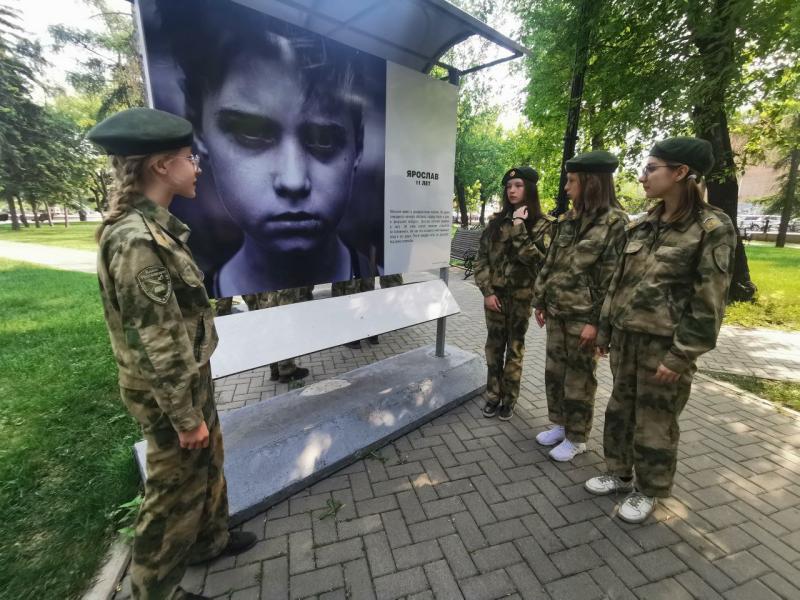 Кадеты гвардейской смены «Байкал» побывали в Иркутске на уникальной фотовыставке о детях Донбасса