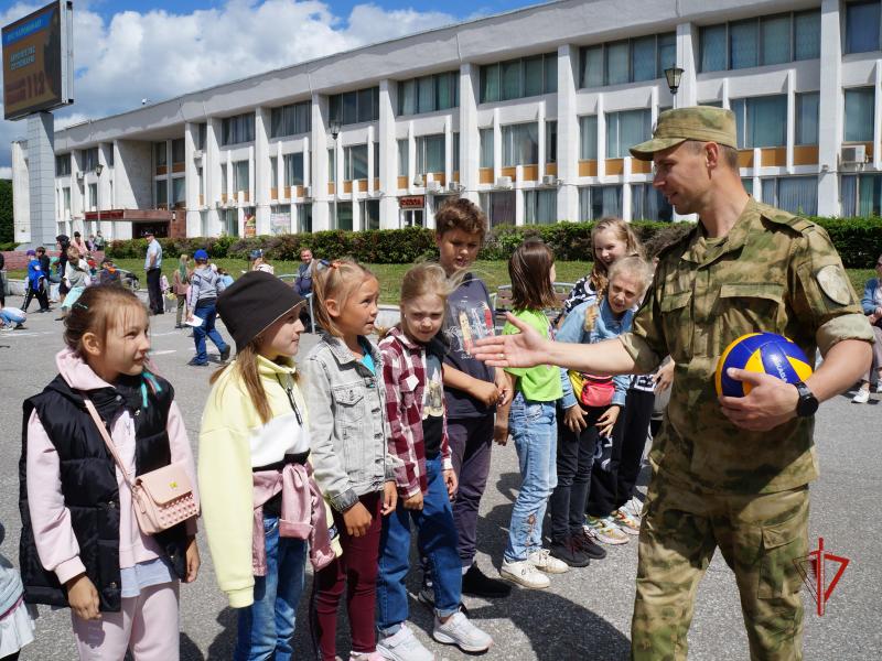 Военнослужащие Росгвардии организовали в Северске детский праздник