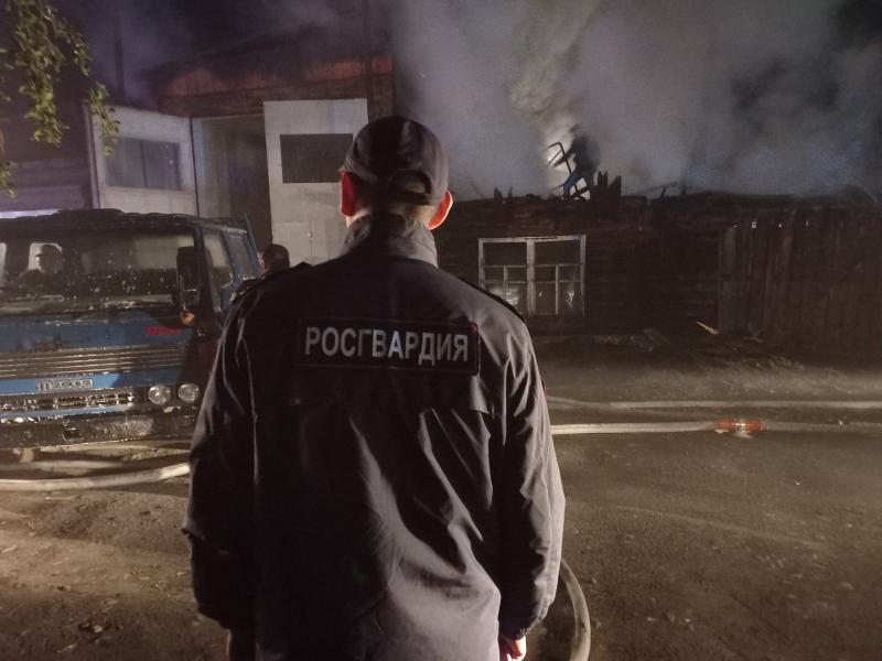 Наряд Росгвардии спас жильца горящего дома в Туве