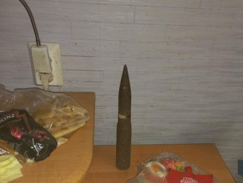 В Озёрске росгвардейцы обследовали снаряд, который местный житель принес в квартиру