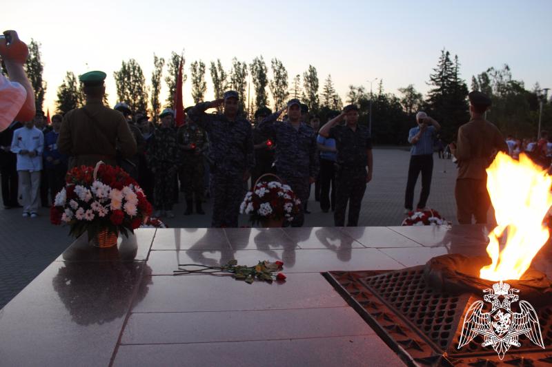 В Саратове военнослужащие, сотрудники и ветераны Росгвардии приняли участие во Всероссийской акции «Свеча памяти»