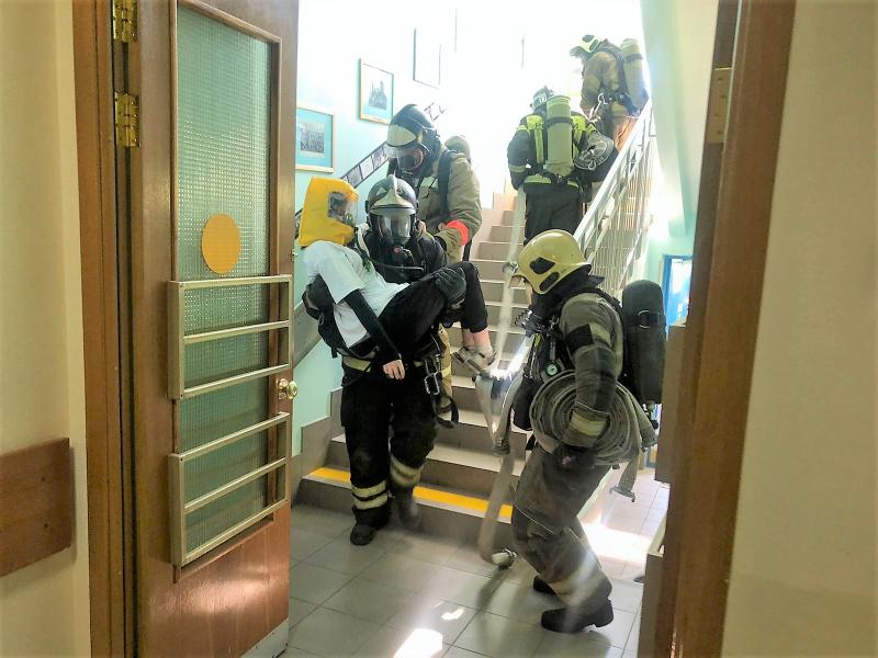 Работники ГКУ МО «Мособлпожспас» провели пожарно-тактические учения в общеобразовательной школе в Мытищах