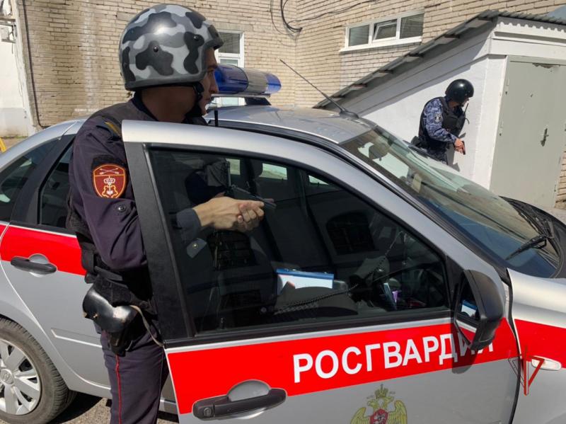 Росгвардейцы в Томске по сигналу «тревога» задержали правонарушителя, объявленного в уголовный розыск