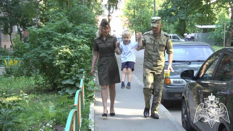 В преддверии Дня семьи, любви и верности военнослужащие Глебовы рассказали о своем счастливом супружестве