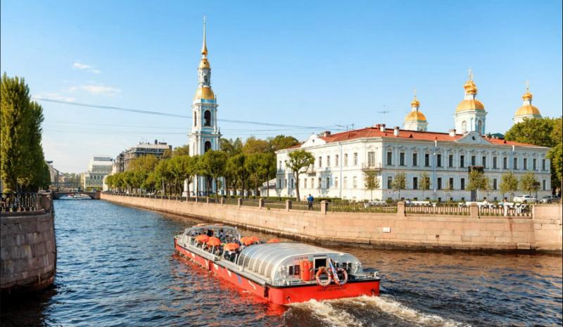 Во время жары спрос на водные прогулки в Петербурге вырос на четверть