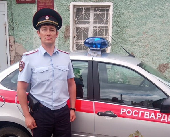 Сотрудник Росгвардии спас тонущего подростка в Кировской области