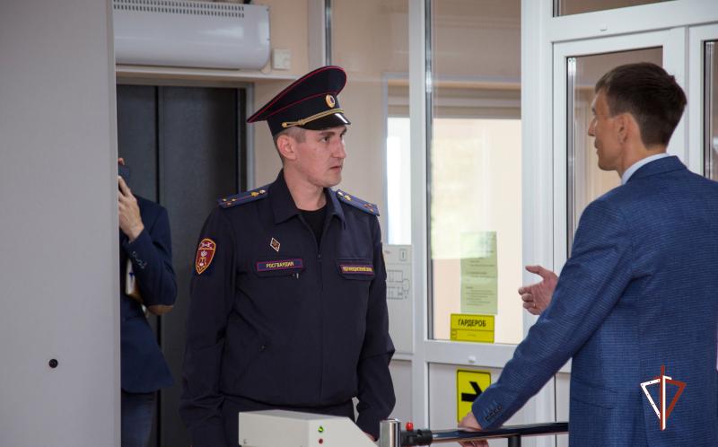 Специалисты Росгвардии проверяют уровень безопасности образовательных учреждений Ямала