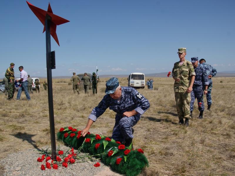 При участии Росгвардии в Хакасии торжественно открыты памятные знаки погибшим летчикам