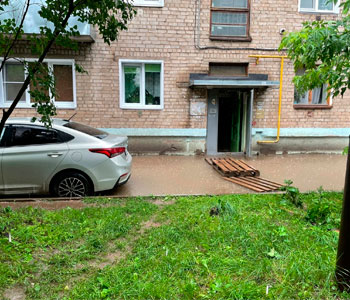 Кировские активисты Народного фронта помогают жильцам многоэтажки на Сурикова, 8 спасти дом от регулярных затоплений из-за неработающей ливневки